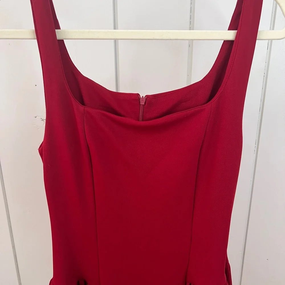 Elegant Red Sleeveless Dress - Picture 4 of 4